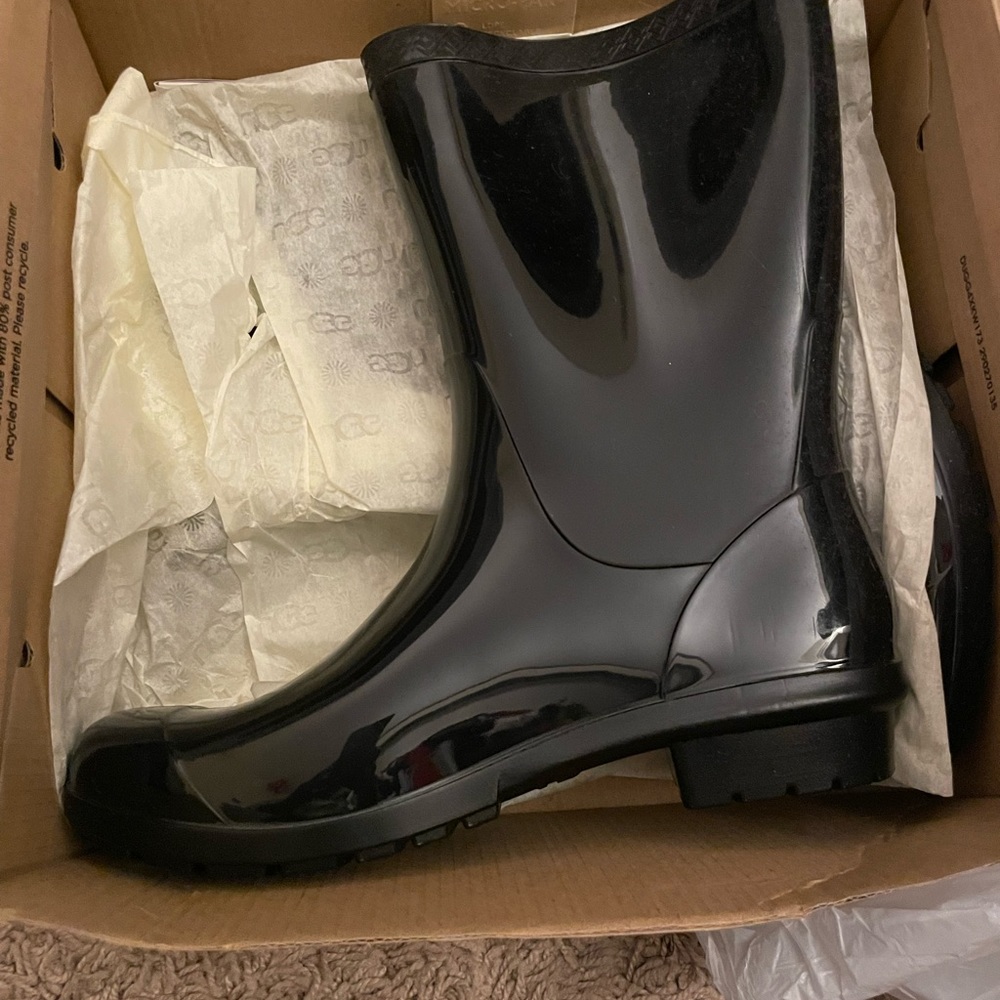 Ugg rain boots women size 7